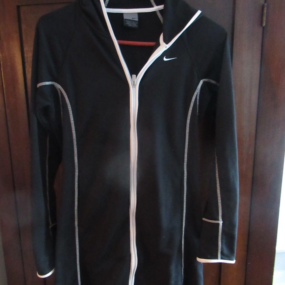 NIKE Women's Small 4-6 Black & White Hoodie